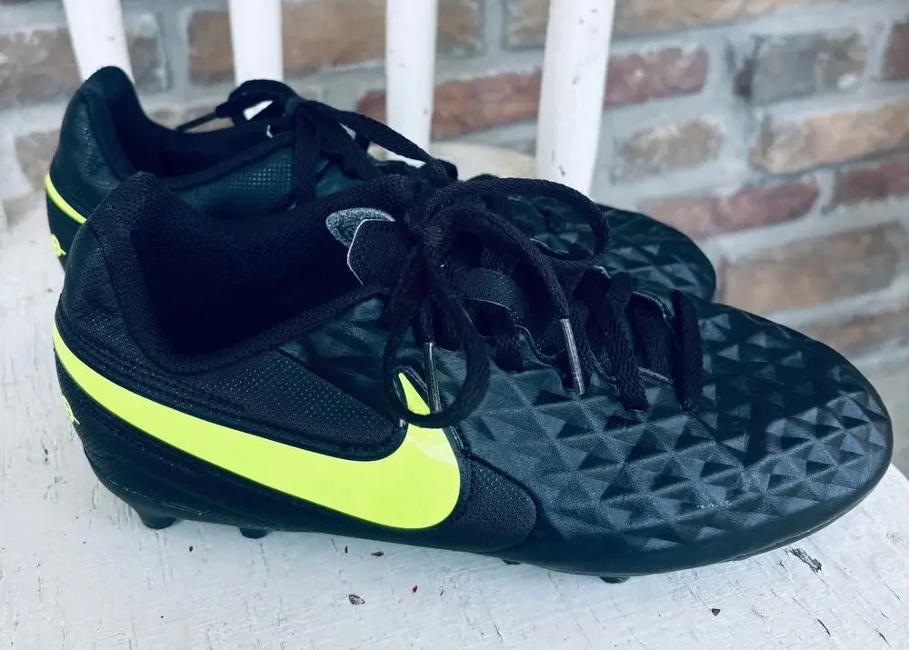 Boys' Nike Jr. Tiempo Legend 8 Club MG Soccer Cleats, Size 4.5Y